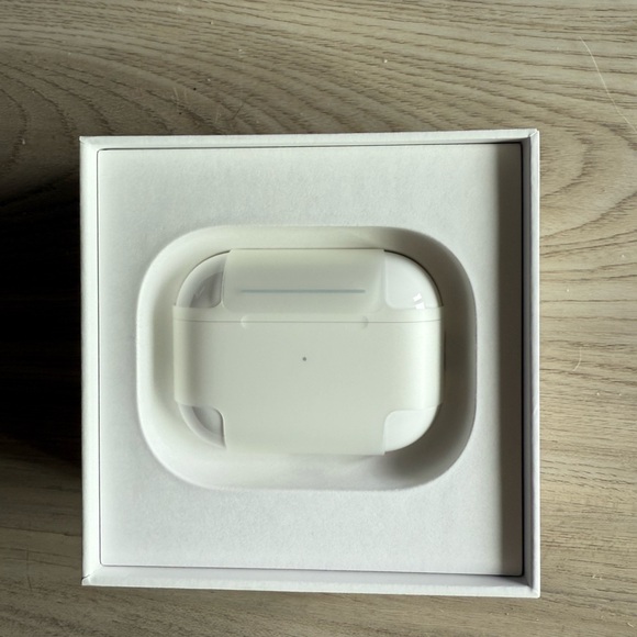 Apple AirPods Pro 2nd Generation new in box - Picture 4 of 9